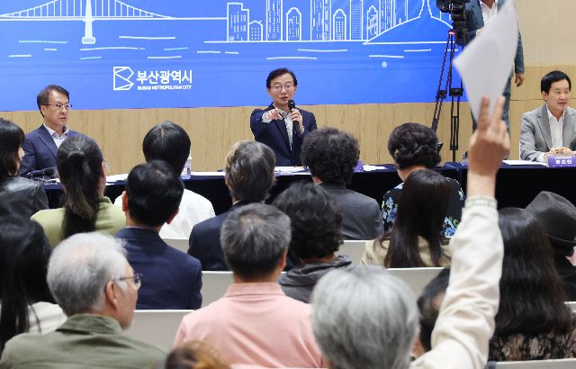 전재수 부산시장이 지난달 30일 부산시청 대회의실에서 열린 ‘문화예술정책 타운홀미팅’에서 퐁피두와 라스칼라 공연 등 현안에 대한 찬반 토론을 듣고 있다. 정종회 기자 jjh@