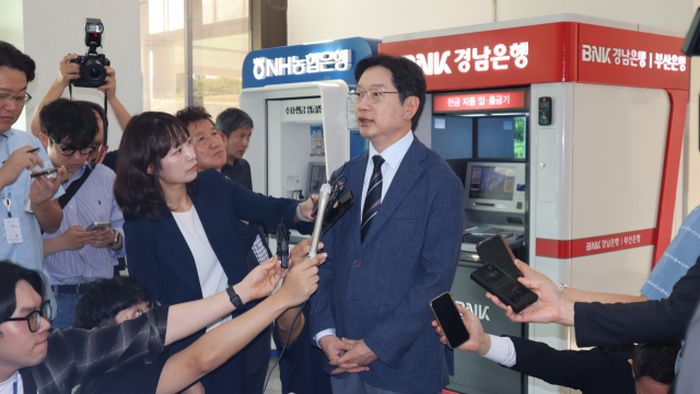 지난 12일 김경수 대통령비서실 정무특별보좌관이 경남도청에서 박완수 경남지사와 면담 전 취재진 질문에 답하고 있다. 최환석 기자