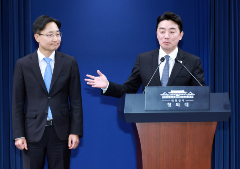 “국민만큼 청와대 하루도 절박해야 할 것”… 대통령 비서실장에 임광현 국세청장