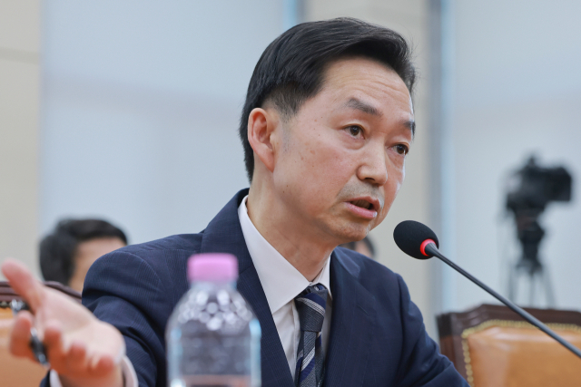 김지용 초대 중대범죄수사청장 후보자가 14일 국회 행정안전위원회에서 열린 인사청문회에서 행안위원 질의에 답하고 있다. 연합뉴스