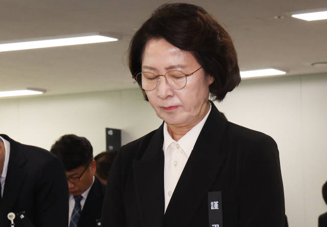 추미애 경기도지사가 19일 경기도 수원시 경기도청에서 열린 국회 국토교통위원회의 경기도에 대한 국정감사에서 부천 공장 화재 진압 중 순직한 고 김진석 소방위를 추모하며 묵념하고 있다. 연합뉴스