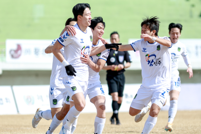 지난 3월 8일 2026 K4리그 1라운드 경기에서 진주시민축구단 선수들이 골을 넣고 환호하고 있다. 개막전에서 제천시민축구단을 4 대 0으로 대파한 진주시민축구단은 그 여세를 계속 이어가 지난 3일 리그 우승을 확정했다. 진주시민축구단 제공