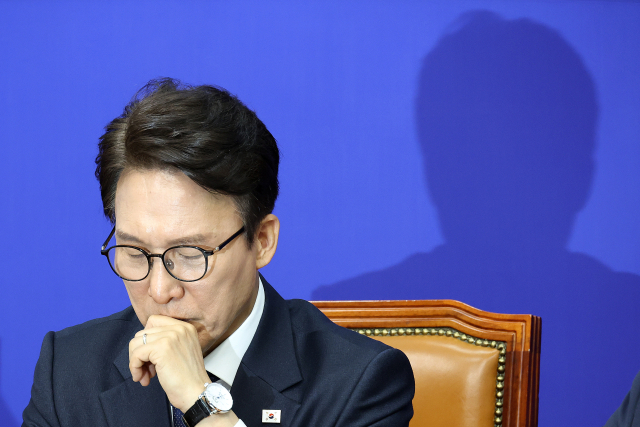 더불어민주당 김민석 대표가 지난 19일 국회에서 열린 최고위원회의에서 한병도 원내대표의 발언을 들으며 생각에 잠겨 있다. 연합뉴스