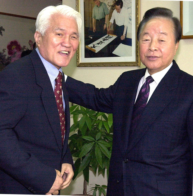 최형우 전 내무부 장관이 24일 오전 3시 30분 중앙보훈병원에서 세상을 떠났다. 향년 91세. 사진은 2001년 1월 상도동 김영삼 전 대통령 자택을 방문한 고인. 연합뉴스