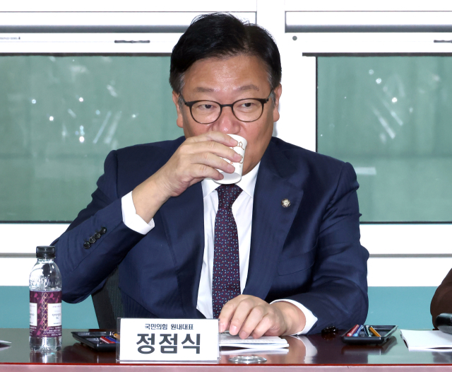 국민의힘 정점식 원내대표가 26일 국회 의원회관에서 열린 '누구를 위한 실거주 의무인가-전월세 대란이 가져올 규제 딜레마와 해법' 정책 세미나에서 물을 마시며 목을 축이고 있다. 연합뉴스