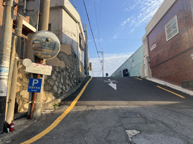 부산 영도구 흰여울문화마을 초입에서 약 320m 떨어진 신선3동 공영주차장으로 향하는 오르막길. 주차장으로 향하는 길목에 안내 표지판이 설치돼 있지만, 마을 초입에서는 이를 확인하기 어렵다. 이채원 기자 circle@