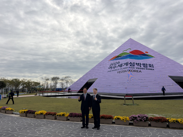 박완수 경남지사와 민형배 전남광주통합시장이 26일 여수세계섬박람회장에서 만나 상생협력을 다짐하고 있다. 이재희 기자