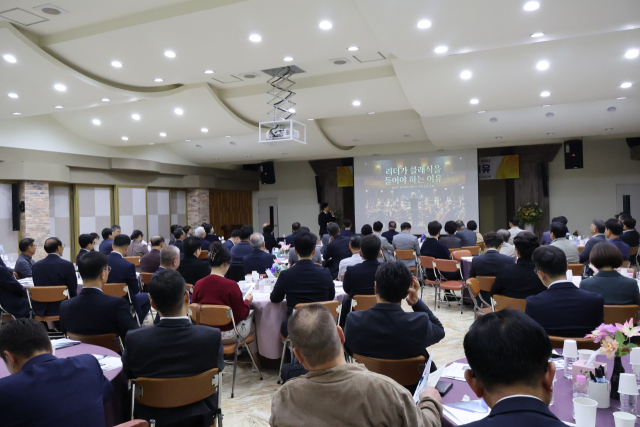 안우성 클래식 월담 대표가 27일 양산상의 컨퍼런스홀에서 ‘리더가 클래식을 들어야 이유’를 주제로 조찬 세미나를 갖고 있다. 양산상의 제공