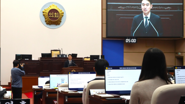 경남도의회 정재욱 교육위원장이 27일 본회의장에서 청소년을 대상으로 행정사무감사 질의에 담을 의견을 청취하고 있다. 최환석 기자