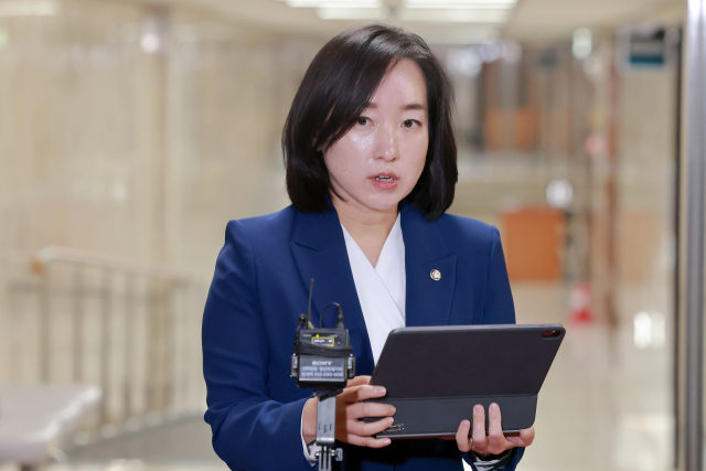 더불어민주당 전은수 원내대변인이 27일 국회에서 의원총회 논의 내용을 설명하고 있다. 전 대변인은 이날 의총에서 조희대 대법원장에 대한 국정조사를 실시하는 것으로 의견이 모아졌다고 밝혔다. 연합뉴스