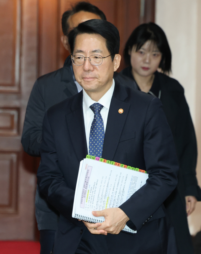 28일 오전 정부서울청사에서 열린 경제관계장관회의-과학기술관계장관회의 연석회의에 황종우 해양수산부 장관이 참석하고 있다. 연합뉴스