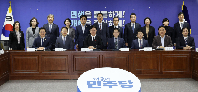 김정호 국회 기후에너지환경노동위원장과 김영훈 고용노동부 장관 등이 29일 국회 의원회관에서 열린 고용노동부와 국회 기후에너지환경노동위원회 간 당정협의에서 기념 촬영을 하고 있다. 연합뉴스