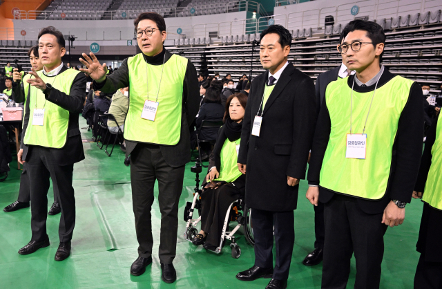 장동혁 국민의힘 대표가 지난 28일 서울 송파구 올림픽공원 핸드볼경기장에서 열린 선관위 특검의 6·3 지방선거 투표용지 공개검증에서 이태한 선거관리위원회 특별검사의 기자회견을 듣고 항의하기 위해 이동하고 있다. 연합뉴스