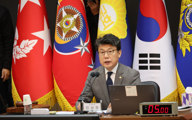 진성준 국회 국방위원장이 지난 19일 오전 충남 계룡시 계룡대에서 열린 국회 국방위원회의 육군본부 등에 대한 국정감사에서 발언하고 있다. 연합뉴스