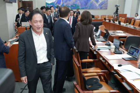 김현지 출석 요구한 국힘, 김태규 사임 요구한 민주…운영위 국감 파행