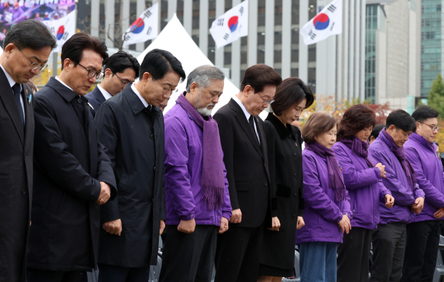 이재명 대통령과 김혜경 여사가 29일 서울 광화문광장에서 열린 이태원참사 4주기 기억식에서 묵념하고 있다. 연합뉴스