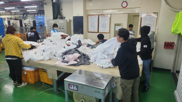 부산의 한 장애인직업재활시설에서 훈련생들이 직업 교육을 받고 있다. 부산장애인직업재활시설협회
