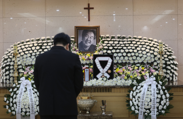 한국의 아버지상을 대표해 '국민 아버지'로 불린 배우 최불암(본명 최영한)이 별세했다. 향년 87세. 사진은 30일 서울아산병원 장례식장에 마련된 빈소 모습. 연합뉴스